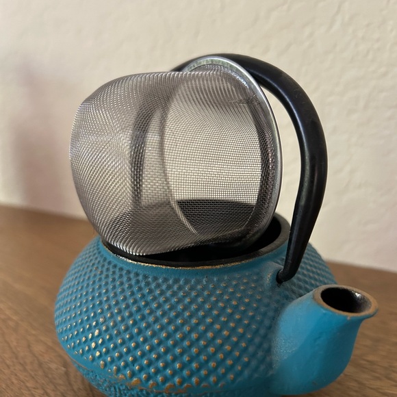 Japanese cast iron miniature teapot with strainer. - Picture 6 of 6